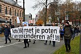 20-11-2021 Breda - Midden in de stoet demonstranten was dit spandoek met de tekst "Rutte, blijf met je poten van onze kinderen af ! "te zien. - Fotokrant