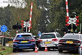 19-10-2023 Hulten - De auto van de gevluchte tbs'er kon doordat de weg overging in een fietspad niet meer verder, en stond geklemd tussen 2 onopvallende voertuigen van de politie. - Fotokrant