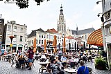 21-08-2021 Breda - Terwijl de terrassen op de Grote Markt vrijwel vol zitten luid om 14:00 u de noodklok (Nassau klok) van de Grote of Onze Lieve Vrouwekerk voor de actie Unmute Us van de evenementenbranche. Na het luiden van de noodklok zorgt de beiaardier dat er disco muziek vanuit de toren klinkt. - Fotokrant