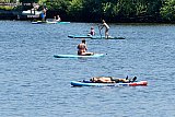 29-06-2025 Breda - Badgasten koelen op surfplanken af op het water van de Asterdplas. - Fotokrant