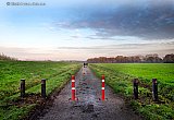 24-11-2019 Breda - Nabij de Vierde Bergboezem zijn verschillende weggetjes afgesloten met paaltjes. Dit is gedaan omdat daar met name s'avonds dingen gebeuren die het daglicht niet kunnen verdragen. - Fotokrant