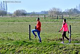 28-03-2020 Breda - Ook is er in de polder op afstand van elkaar gesport om aan de conditie te werken. - Fotokrant