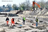 08-04-2021 Breda - Tijdens archeologisch onderzoek  zijn sporen gevonden van een verdedigingswerk uit 1700. Dit is ontworpen door Menno van Coehoorn .De rijen met kuilen moesten dienen als blokkade om het hoger gelegen deel tussen Het Markdal en de Vuchtpolder te blokkeren. Door de kuilen kon de vijand niet met paard en wagens met kanonnen naar de vesting trekken. Het lagere deel werd onder water gezet. - Fotokrant