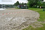 11-05-2023 Breda - Een dag nadat een kind aan de Asterdplas in drijfzand zakte is het strand nog afgezet. Alleen het stuk waar het kind in het drijfzand zakte (rechts voor) valt opmerkelijk genoeg niet binnen de afzetting. Wel is het dichtgegooid. De oorzaak moet gezocht worden in veel regen in combinatie met gecultiveerd zand aldus de beheerder. - Fotokrant
