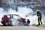 26-06-2020 Breda - Tijdens de Coronacrisis wordt gewaarschuwd dat auto’s in brand kunnen vliegen door de zon die op desinfectiegelflesjes schijnt. Of dat bij deze geparkeerde auto die in de Hoge Vucht in rook op ging het geval was is nog niet bekend. - Fotokrant