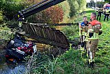 01-10-2022 Breda - In het water heeft de auto een houten loopbrug geramd. - Fotokrant
