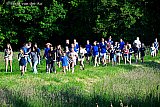 22-05-2026 Breda - Kinderen verkozen het gras op de dijken in plaats van de warme straatklinkers.   - Fotokrant