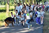 21-05-2025 Breda -Kinderen dollen met een hond tijdens de avondvierdaagse in de wijk Haagse Beemden.  Ze liepen de route die was opgedragen aan Fenna die een aantal jaar geleden op vakantie omkwam bij een zwembad ongeval.  Haar ouders zetten zich met de Fenna foundation in om dergelijke ongevallen te voorkomen. - Fotokrant