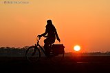 28-11-2020 Breda - Tot zonsondergang blijven mensen wandelen en fietsen om maar in beweging te zijn. Als de avond valt zakt de temperatuur en is te voelen dat de winter op komst is. - Fotokrant