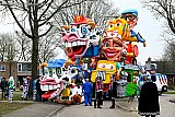 15-02-206 Bavel - De carnavalswagen van CV Da Deug Nie . Met als thema Loeiende sirenes is nog voor aanvang van de optocht in het dorp op de stoep vastgelopen. Besloten is om de grote koeienkop voorop te verwijderen en zo de wagen los te krijgen.   - Fotokrant