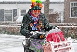 15-02-2026 Bavel - Verkleed op de fiets naar huis was een hele uitdaging in de witte wereld. - Fotokrant