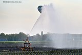 18-04-2025 Breda - Het lijkt erop dat een beregeningsinstallatie een poging doet om een hete luchtballon te raken.  - Fotokrant