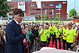 05-05-2026 Breda - Burgemeester Paul Depla ontving van de lopers het Vrijheidsvuur bij het Chasse Theater. - Fotokrant