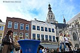 26-03-2026 Breda - Met de Grote kerk in het decor werden de nieuwste zomeroutfits geshowd door modellen.. - Fotokrant