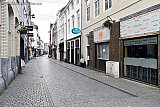 16-03-2020 Breda - Een enkeling komt aanlopen in de Korte Brugstraat. - Fotokrant