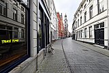 16-03-2020 Breda - De Sint Janstraat ligt er in de middag verlaten bij. Zo stil is het hier zelfs op zondagochtend niet. - Fotokrant