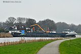 19-12-2023 Breda - Tijdens het aanleggen van hogere dijken ligt een enorm binnenvaarschip dwars over rivier De Mark. - Fotokrant