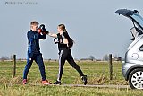 20-02-2021 Breda- Vanwege de lockdown zijn sportscholen dicht.  Het is mooi weer dus een lesje boksen kan gewoon op een landweggetje in de polder. - Fotokrant