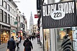 27-11-2025 Breda - Een dag voor Black Friday hangt en staat de binnenstad vol met aanbiedingsborden. - Fotokrant