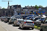 01-05-2026 Breda - Voor het parkeerterrein staat een rij met Belgen te wachten op een parkeerplekje. - Fotokrant