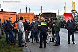 14-12-2020 Breda - Voor de hoofdingang werden de boeren toegesproken door de politie. - Fotokrant