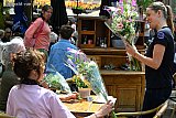 10-05-2026 Breda - Het is Moederdag en moeders die op het terras op de Ginnekenmarkt zitten krijgen spontaan bloemen aangeboden.  - Fotokrant