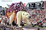 03-09-2023 Zundert - Nanook van buurtschap Poteind is de winnaar van het Bloemencorso. Ze wonnen zowel de juryprijs als de publieksprijs met deze gigantische ijsbeer. - Fotokrant