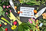 03-02-2021 Breda - Door onbekende zijn er bloemen met een tekst erbij gelegd in het stadspark. Het is een gebaar van troost en hoop naar allen die klem zitten.  - Fotokrant