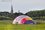 24-07-2022 Breda - Tegen zonsondergang is er een hete luchtballon geland in de Vierde Bergboezem. - Fotokrant