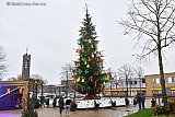 21-12-2020 Prinsenbeek - Midden in het dorp staat een 16 meter hoge kerstboom te schitteren. De giga kerstboom is opgebouwd van 160 kleinere kerstbomen. Om het uur wordt er een kerstverhaaltje door de boom verteld. - Fotokrant