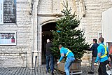 01-12-2020 Breda - Met de nodige handigheid is deze prachtige kerstboom de Grote of Onze Lieve Vrouwekerk van Breda in gewerkt. De kerstboom wordt geplaatst tussen de verborgen schatten. - Fotokrant