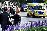 17-09-2022 Breda - 2 ambulances met zwaailicht en sirene verlaten het terrein van popfestival Breda Barst dat in het stadspark gehouden word. Er boven cirkelde een traumahelikopter. Naast het park stonden meerdere eenheden politie en nog meer ambulacepersoneel paraat. Volgens het officiele bericht is er een agressieve man onwel geworden nadat beveiligers hem onder controle probeerde te houden. - Fotokrant