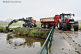 01-02-2021 Breda -  Het slib wordt door een graafmachine uit de beek gehaald. Het Waterschap is deze aan het uitdiepen. - Fotokrant