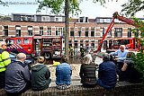 26-05-2019  Breda - Buurtbewoners bekeken vanaf een muurtje de werkzaamheden van de brandweer. - Fotokrant