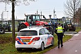 18-12-2019 Breda -Politieagenten komen de boeren vertellen dat wat ze doen door de rechter is verboden en moeten de ingang vrijmaken anders worden tractors in beslag genomen. - Fotokrant