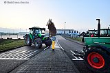 18-12-2019 Breda - Bij de uitgang aan de achterzijde van het distributiecentrum van JUMBO hebben boze boeren al vroeg hun trekkers op de weg gezet. Er kan niks meer in of uit. - Fotokrant