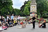 22-06-2024 Breda - Voorstelling bij het Baroniemonument in stadspark Het Valkenberg tijdens het Brabants Internationaal kinderfestival BRIK. - Fotokrant