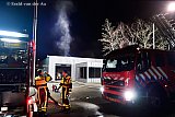 24-02-2019 Breda - Aan de voorkant van de kaarsenfabriek brak de brandweer een roldeur open waardoor de rook naar buiten kwam. - Fotokrant