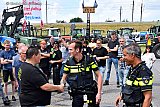04-07-2022 Breda - De boeren kozen ervoor om de ingang van het JUMBO distributiecentrum vrij te maken en schudde de hand met de politie op het akkoord. Wel bleven ze in de bermen nog enige tijd staan. - Fotokrant