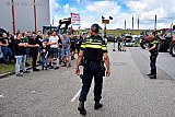 04-07-2022 Breda - Omdat vrachtwagens in de middag tot de afritten van de snelweg A16 stonden moest de politie ingrijpen. Dit deden ze door het gesprek aan te gaan met de boeren die voor de hoofdingang stonden.Ze kregen het verzoek om naar P5 bij NAC te gaan en anders kwam de mobiele eenheid. - Fotokrant