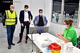 13-12-2021  Breda - De grote hal van evenementencomplex Breepark is in gebruik genomen als priklocatie voor de boosterprik. Wethouder Arjen van Drunen nam er een kijkje. Hier kijkt hij naar het optrekken van de vaccins. - Fotokrant