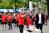 05-05-2022 Breda - Het bevrijdingsvuur is rond 13:00 met lopers vanuit Wageningen aangekomen in de Haagse Beemden en daar is het overgedragen aan burgemeester Paul Depla die voor buurthuis Gageldonk met een toorts van een loper als openingshandeling van het bevrijdingsfeest een gasbrander aanstak. - Fotokrant