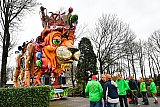 23-02-2020 Prinsenbeek  -Wagenbouwers zien machteloos toe hoe de storm stukken van de carnavalswagen rukt. - Fotokrant