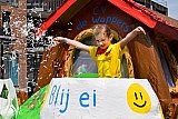 04-06-2022 Prinsenbeek - Dit meisje gooide met confetti vanuit een Blij ei op een van de carnavalswagens - Fotokrant