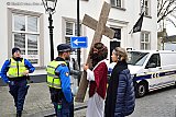 01-03-2025 Breda - Onder de feestvierders deze Jezus figuur die met zijn kruis vanaf het station naar de binnenstad liep. Handhavers vertelde de man met doornekroon dat zijn kruis de binnenstad niet in mocht ivm de veiligheid. - Fotokrant