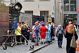 21-10-2025 Breda - In de binnenstad vonden  filmopname plaats voor de speelfilm CARNAVAL . Carnavalsvierders staan buiten op de set te wachten tot ze naar het Zattebal mogen.    - Fotokrant