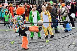 01-03-2022 Breda - De DiMi  Dinsdagmiddag voor de kinderen kon vanwege de coronaregels niet op de normale manier doorgaan. Kinderen wilde toch wat leuks doen dus trapte ze verkleed een balletje op de Grote Markt. - Fotokrant