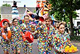 04-06-2022 Prinsenbeek - Eindelijk kon er na 2 jaar weer een carnavalsoptocht door het dorp rijden. Kinderen genoten volop tijdens deze carnavalsoptocht. - Fotokrant