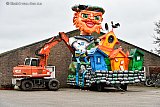 23-02-2020 Prinsenbeek  - Deze carnavalswagen werd aan de grond gehouden door hem met een graafmachine vast te zetten. - Fotokrant