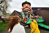 23-02-2020 Prinsenbeek  - Met de haren in de wind kwamen clubleden naar de schade aan hun carnavalswagen kijken. - Fotokrant